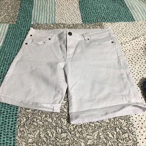 Bermuda shorts white